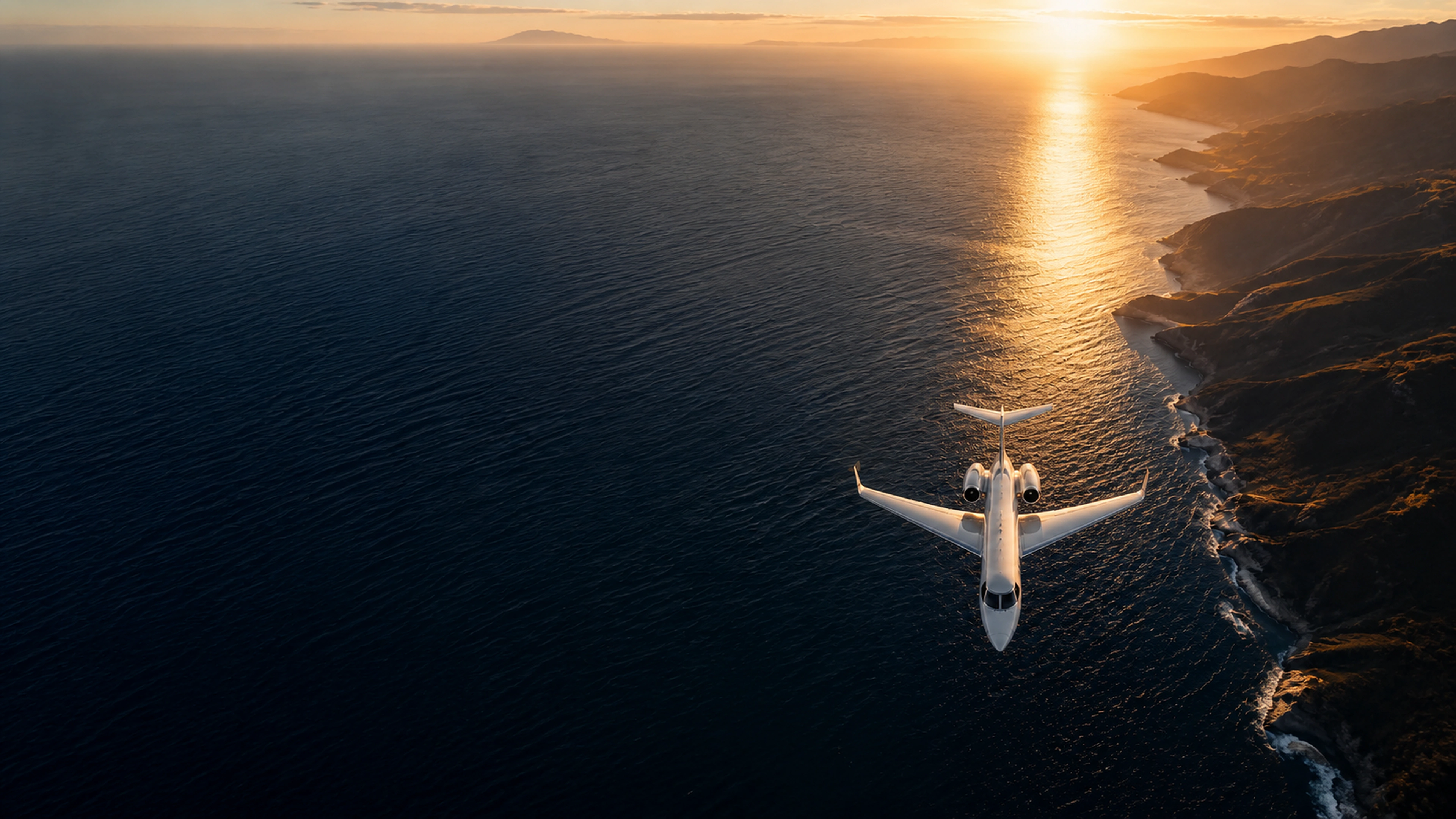 Vue aérienne d’un jet privé survolant une côte au coucher du soleil
