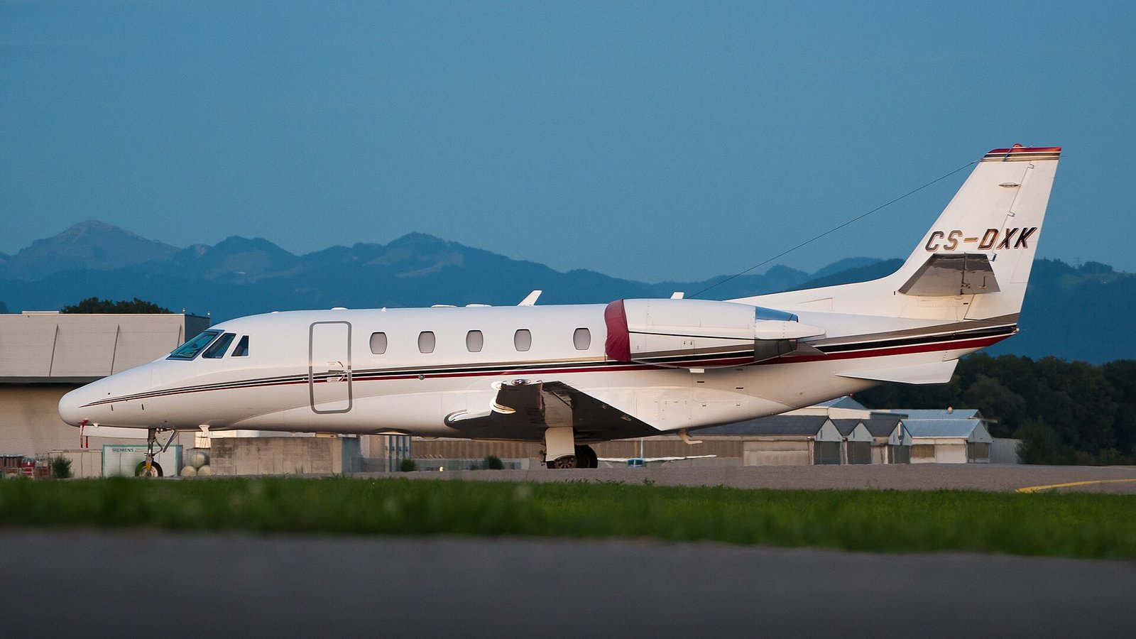 Midsize jet