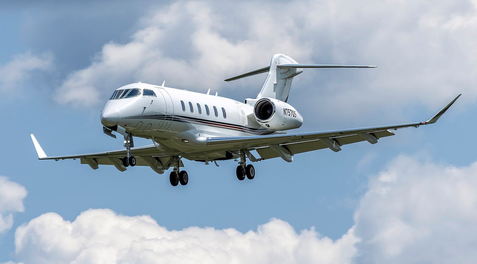 Super-midsize jet